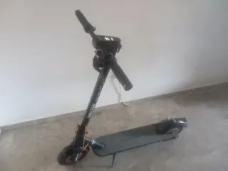 Monopatín eléctrico con luz trasera