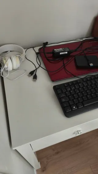 Escritorio blanco con cajones restaurado