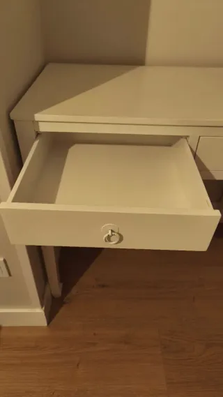 Escritorio blanco con cajones restaurado