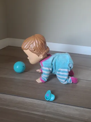 Muñeco Peke Baby Lucas llora y gatea