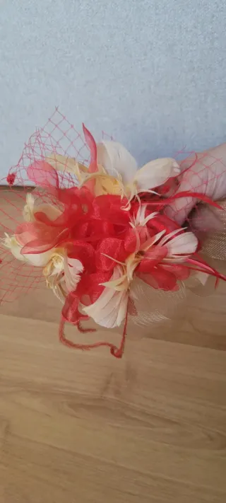 Tocado de fiesta con flores y velo