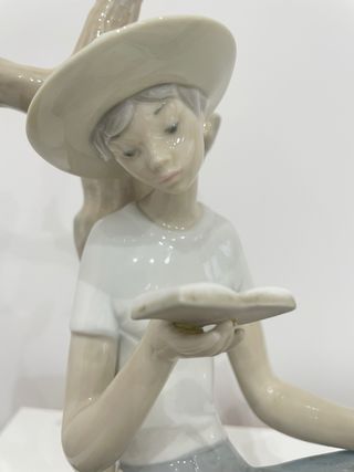 Figura de porcelana niño leyendo Nao by Lladró