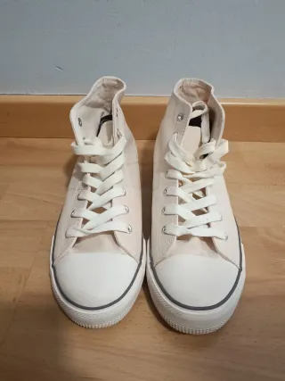Zapatillas altas beige y blancas