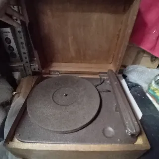 Antiguo tocadiscos de madera
