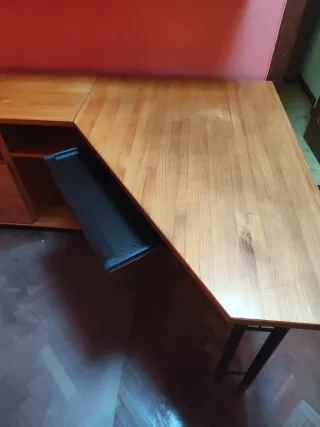 Scrivania angolare in legno con due mensole