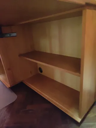 Scrivania angolare in legno con due mensole