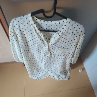 Blusa de topitos amarillo y negro...