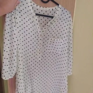 Blusa de topitos amarillo y negro...