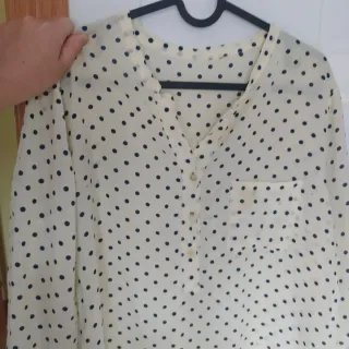 Blusa de topitos amarillo y negro...