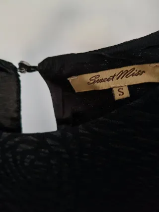 Vestito nero con fantasia floreale