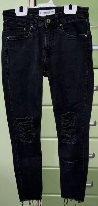Pantalones pitillo negros Mango rotos Talla 34
