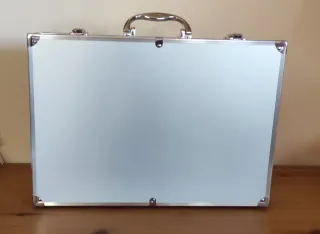 Bajada de precio. Maletín plateado vacío