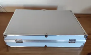 Bajada de precio. Maletín plateado vacío