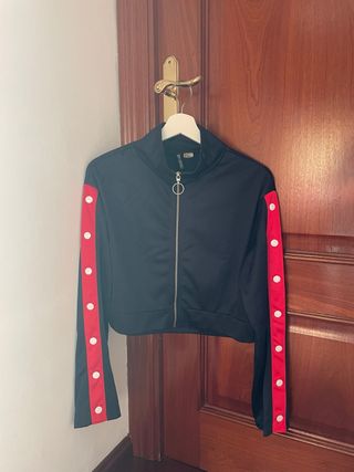 Chaqueta negra con detalles rojos
