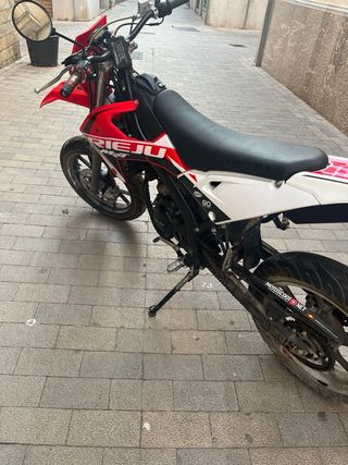 Moto Rieju MRT 50cc Roja y Blanca