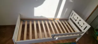 Cama infantil blanca con barrera