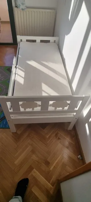 Cama infantil blanca con barrera