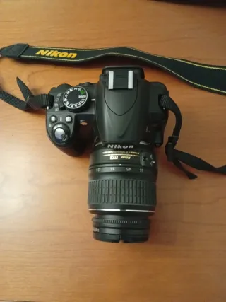 Cámara Nikon D3100 con objetivo 18-55mm y su caja