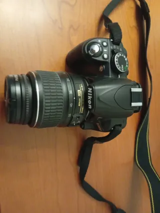 Cámara Nikon D3100 con objetivo 18-55mm y su caja