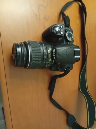 Cámara Nikon D3100 con objetivo 18-55mm y su caja