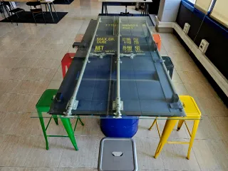 Mesa de oficina industrial única.