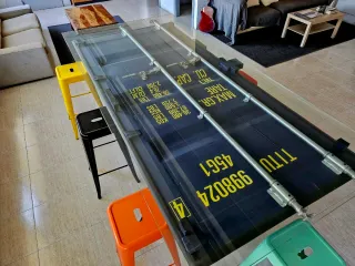 Mesa de oficina industrial única.