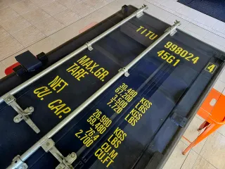 Mesa de oficina industrial única.