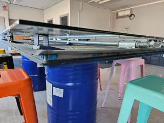 Mesa de oficina industrial única.