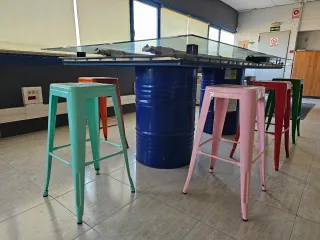 Mesa de oficina industrial única.