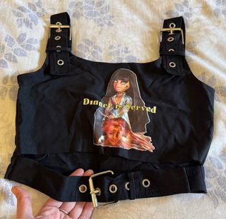 Top Bratz con Barbie decapitada “Dinner is served”