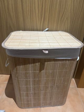 Cesto de ropa de bambú y tela