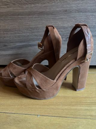 Sandalias de tacón marrones