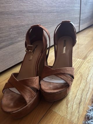 Sandalias de tacón marrones