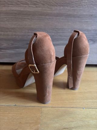 Sandalias de tacón marrones
