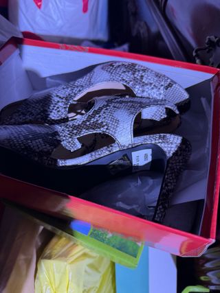 Zapatos de tacón, sandalias, ropa, Electrodoméstic