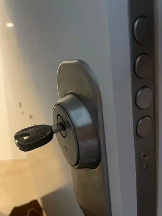 Puerta blindada blanca