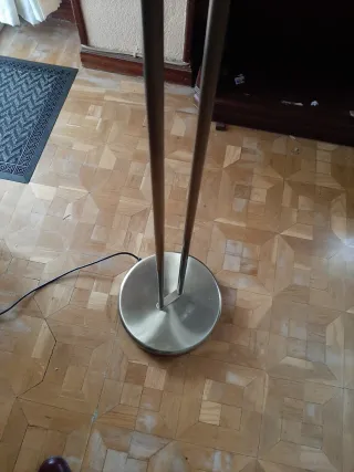 Lámpara de pie moderna metal y cristal