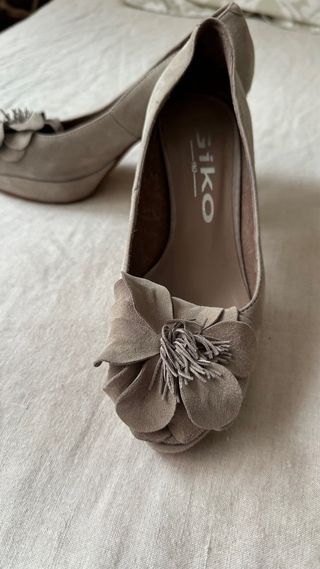 Peep toes Giko nude con flor