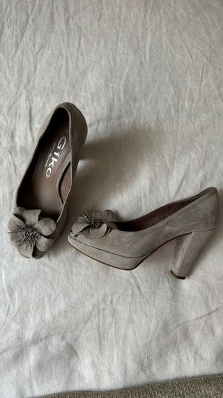 Peep toes Giko nude con flor