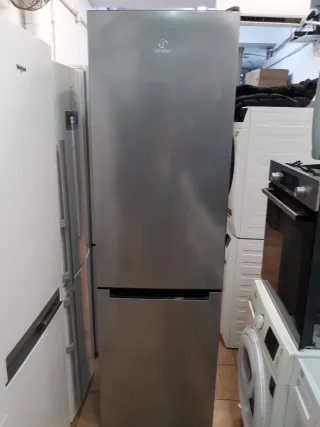 Nevera Marca indesit altura 1:90 cm ancho 60cm.