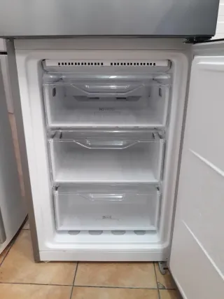 Nevera Marca indesit altura 1:90 cm ancho 60cm.