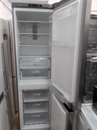 Nevera Marca indesit altura 1:90 cm ancho 60cm.