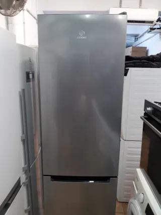 Nevera Marca indesit altura 1:90 cm ancho 60cm.