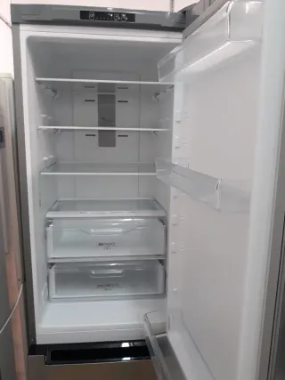 Nevera Marca indesit altura 1:90 cm ancho 60cm.