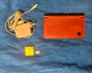 Nintendo DSi XL + Cargador y R4 con 46 juegos
