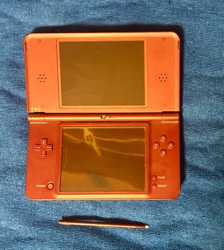 Nintendo DSi XL + Cargador y R4 con 46 juegos