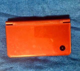Nintendo DSi XL + Cargador y R4 con 46 juegos