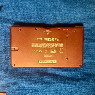 Nintendo DSi XL + Cargador y R4 con 46 juegos