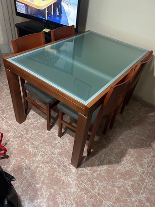 Mesa de comedor y 4 sillas