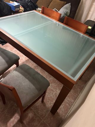 Mesa de comedor y 4 sillas